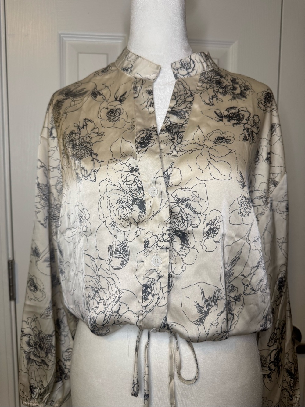 Jon & Anna Satin Floral Print Crop Blouse Size Medium Tie Front Button Down - Picture 2 of 9